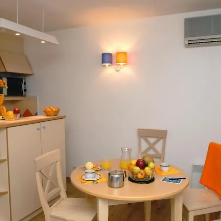 Pierre & La Promenade Des Bains Apart-hotel 2*